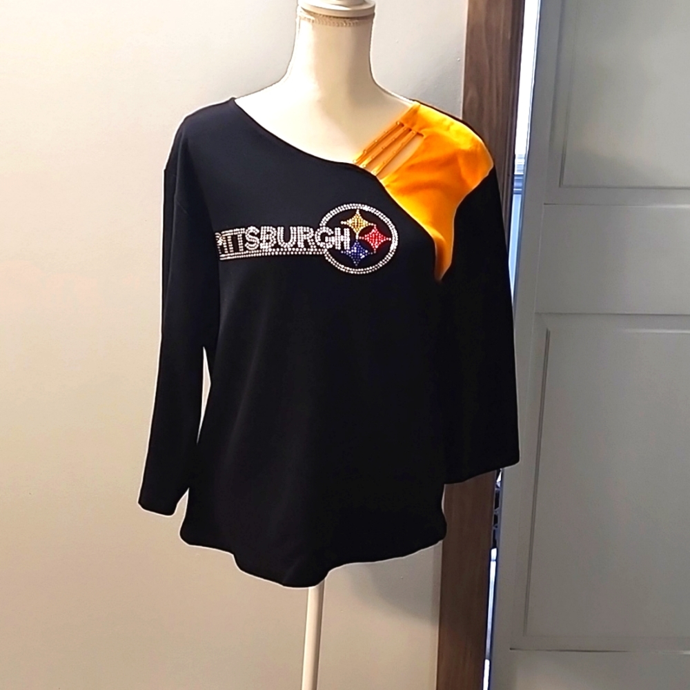 REDUCED!!  SUPER CUTE!! WOMENS PITTSBURGH Sports Shirt... Size XXL